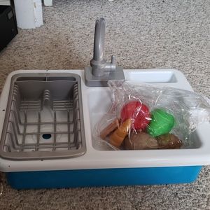 Working kids sink comes with dishes and food